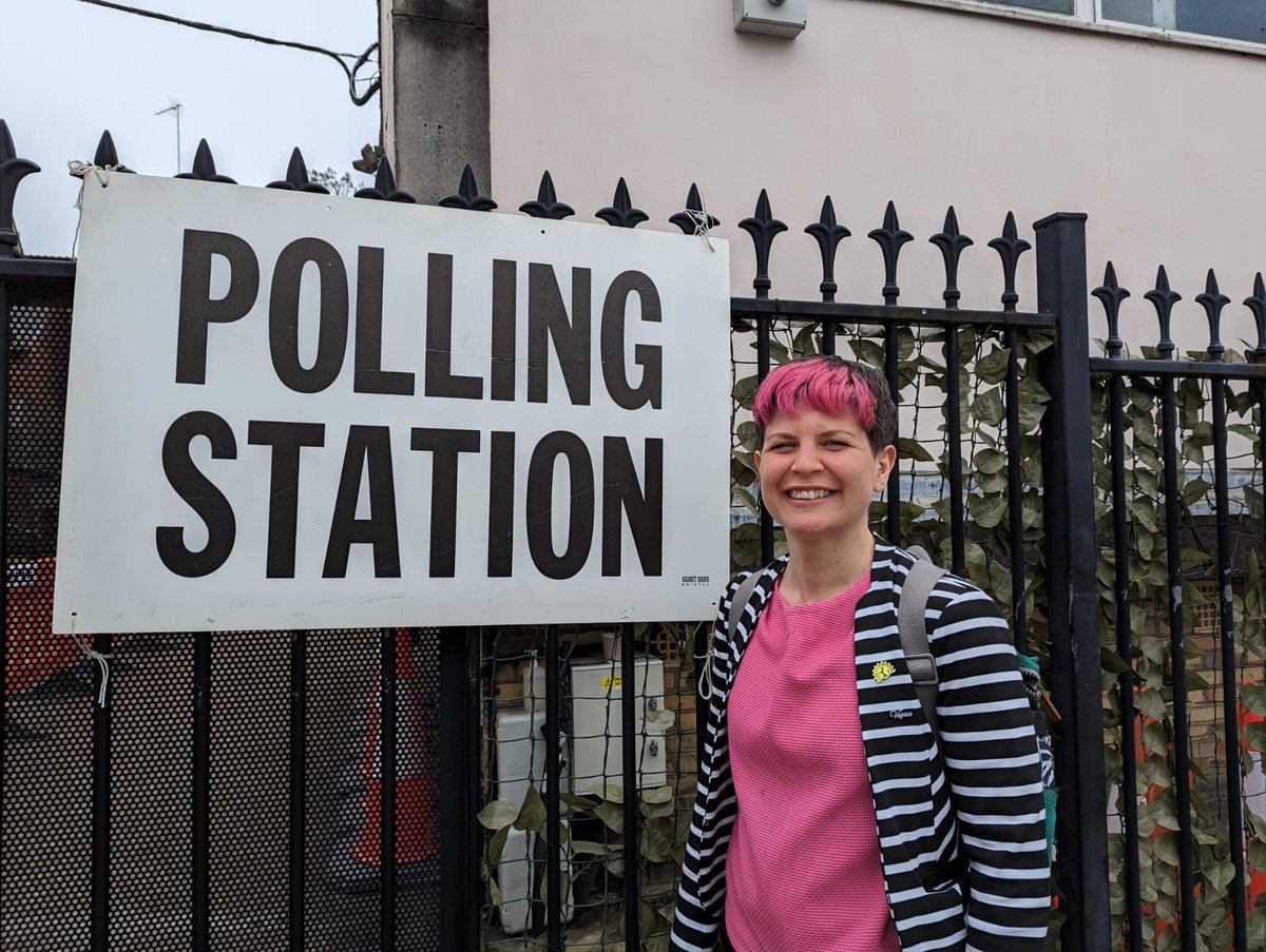 Out and about on POLLING DAY 🗳✅️ Lovely to join @BarnetGreens & candidate for Barnet & Camden @katetokley - great to hear people voting #3VotesGreen Also, shout out to Nathalie from my campaign team for superstar organisation 👏🌟