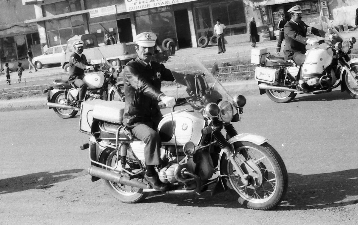 Motosikletli polislerimiz…

📍 Osmaniye

🗓️ 1970’ler

#Tbt
#Tarihtepolis
#Polismüzesi
#Ankaramüzeleri