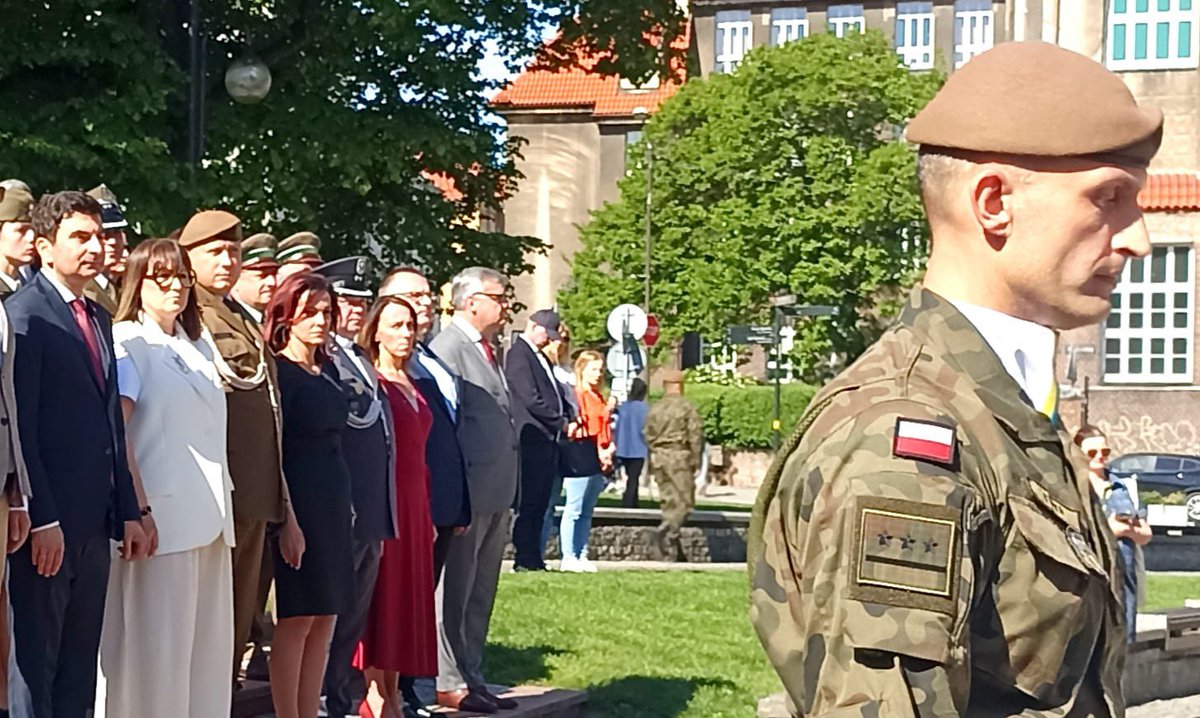 Dziś obchodzimy Dzień Flagi 🇵🇱Rzeczypospolitej Polskiej. Przed pomnikiem Marszałka Józefa Piłsudskiego na Placu Bolesława Chrobrego w Katowicach miało miejsce uroczyste podniesienie Flagi RP, w którym miałam zaszczyt brać udział. 🇵🇱