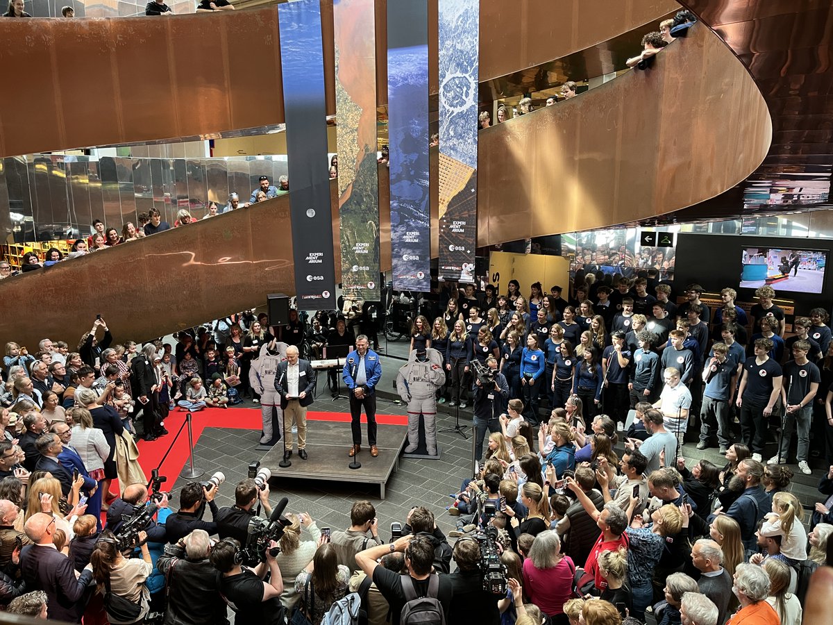 Welcome home @Astro_Andreas 🎉 Our @esa astronaut was welcomed back to his home country by the general public, guests, press, and a local choir at @experimentarium in Denmark earlier this week 🇩🇰🧑‍🚀 Andreas spent 6 months on the International @Space_Station for his #Huginn…