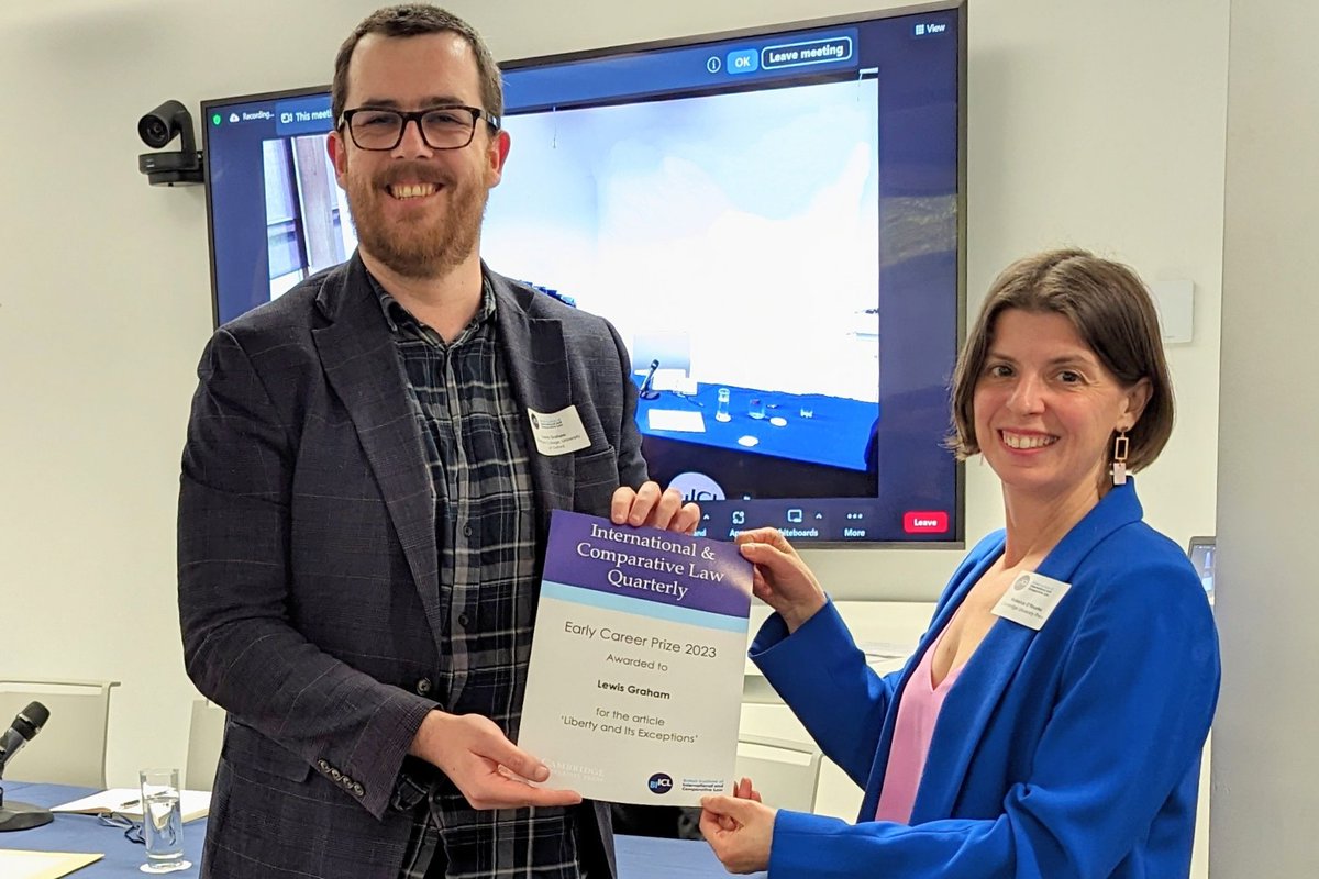 Congratulations to @LewisGrahamLaw who was presented with our Early Career Prize by Rebecca O'Rourke of @CUP_Law at our Annual Lecture. He gave a fascinating overview of the complexities of the Right to Liberty, and you can read the full #OA article here: bit.ly/3y9seSy
