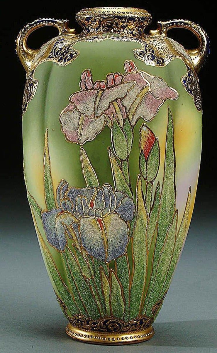 UN NIPPON CORALENE PORCELAINE DÉCORÉE VASE MANCHÉ vers 1909 avec décoration en verre perlé d'iris sur un vert tacheté.