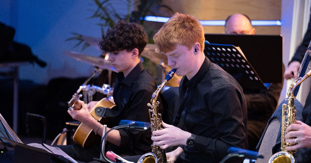 Alfie Beston is a talented musician who orchestrated a breathtaking rendition of Bach's Toccata and Fugue in D minor in memory of his mum. His project involved over 40 musicians all to raise funds for us 🎶✨ Support him ➡️ bit.ly/3TSppg4 #BrainTumourResearch