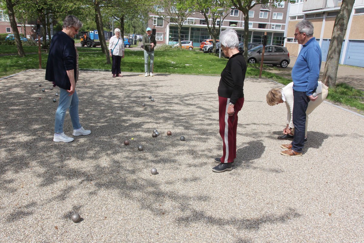 Op woensdag 1 mei was wethouder Coen Bertijn aanwezig bij de feestelijke opening van de jeu de boulesbaan tegenover de Burgerij. In opdracht van de gemeente is hier een jeu de boulesbaan aangelegd met 3 bankjes en scorebordpalen samen met jeu de Boulesvereniging de DOSboulers.