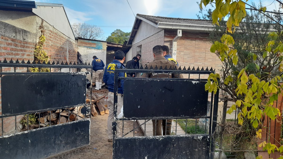 #AHORA un fallecido deja riña al interior de un domicilio en sector Las Colines 3 de #Talca. Fiscal Héctor de la Fuente y BH de la @PDI_Maule se constituyen en el lugar.