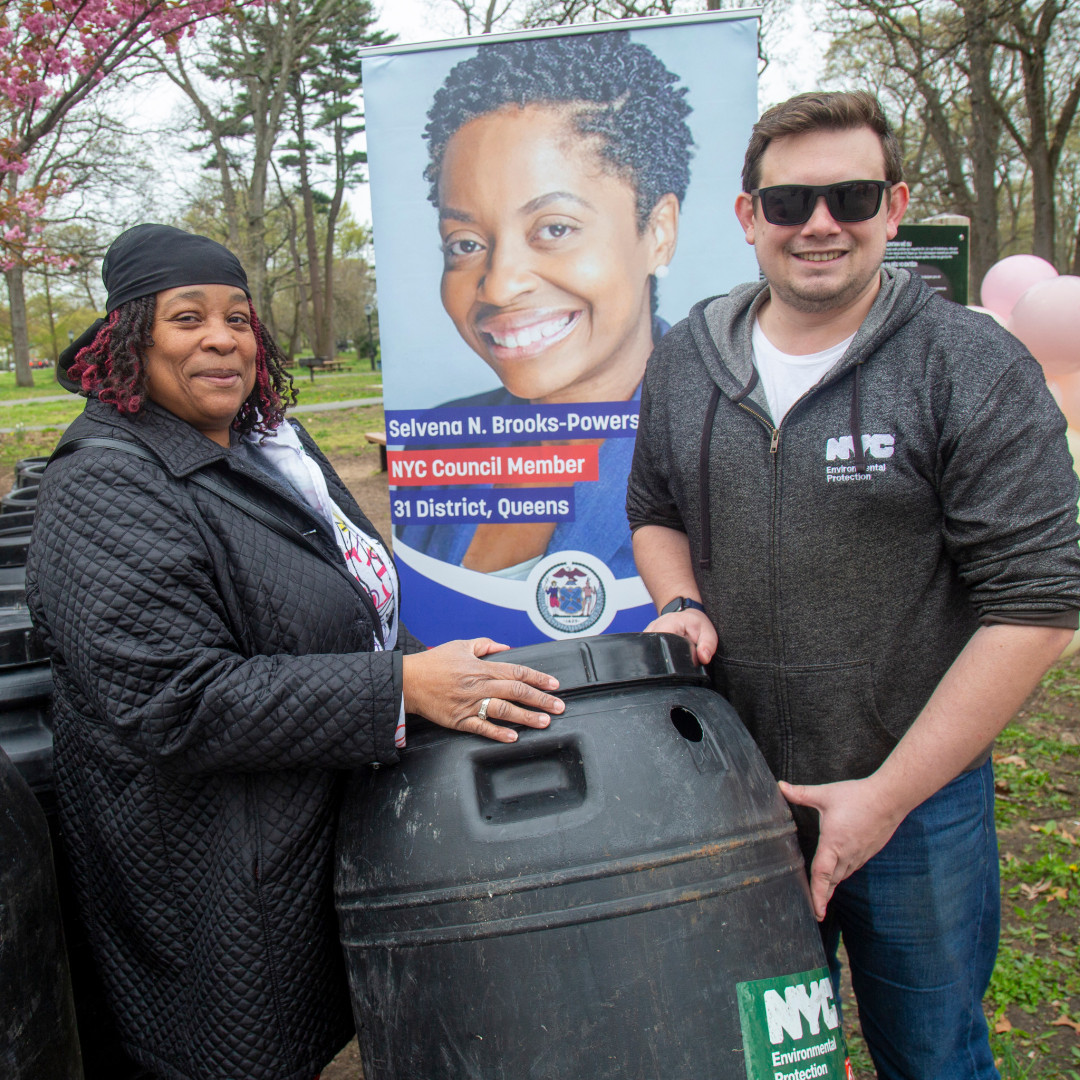 Hey NYC 📣 It's 🌧️🛢️ giveaway season! Rain barrels help reduce flooding and lower your water bills! Contact your local elected officials to learn about giveaway events in your area: on.nyc.gov/3UdznZC