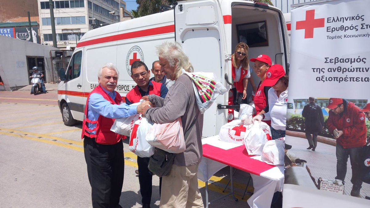 Ο Ελληνικός Ερυθρός Σταυρός ενίσχυσε 90 άστεγους συνανθρώπους μας στο λιμάνι του Πειραιά, ενόψει Πάσχα. Περισσότερα εδώ: facebook.com/greekredcrosso… #hellenicredcross #redcross #ifrc