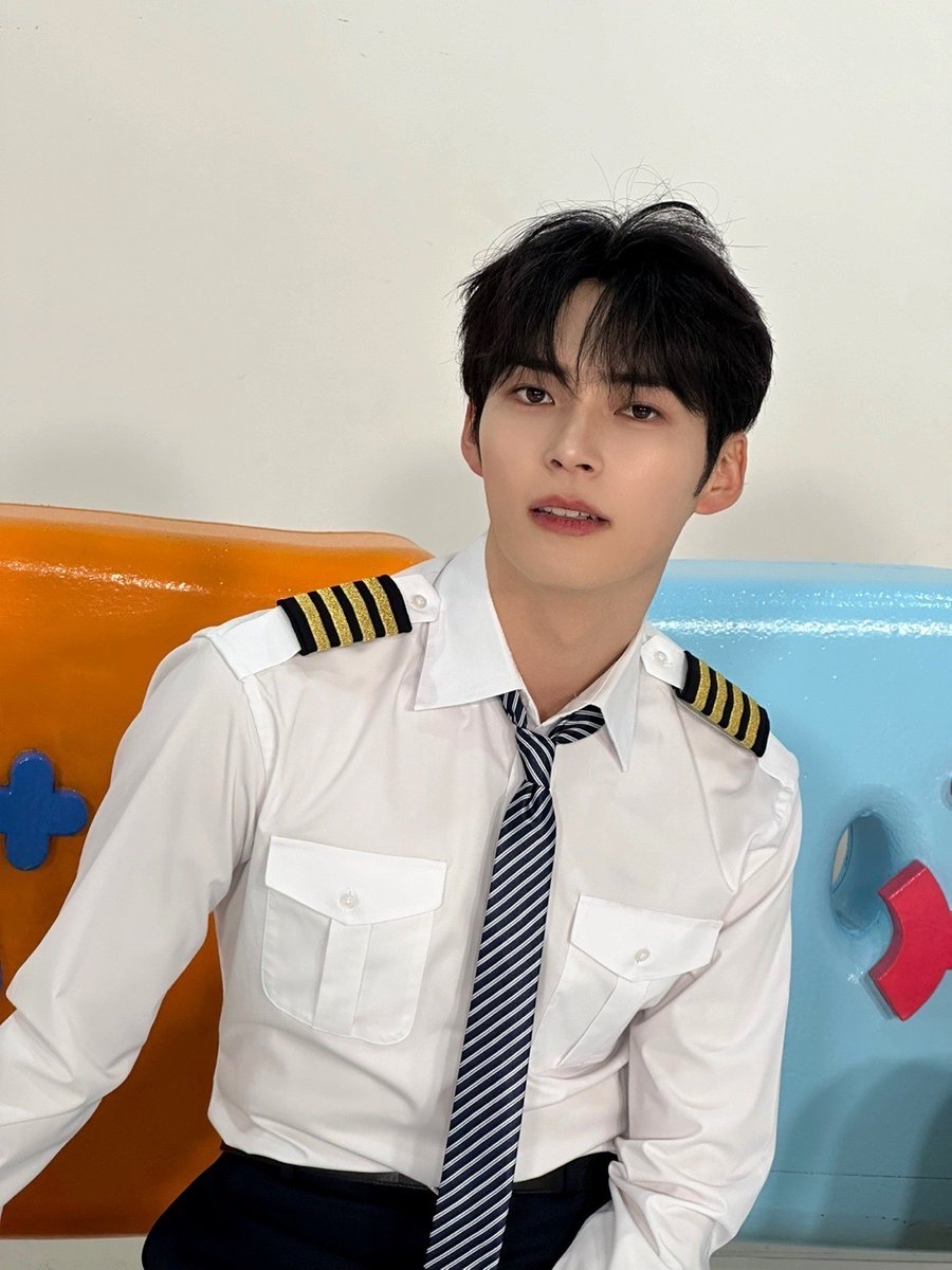 Where's pilotbin mca monthly pick selca😭