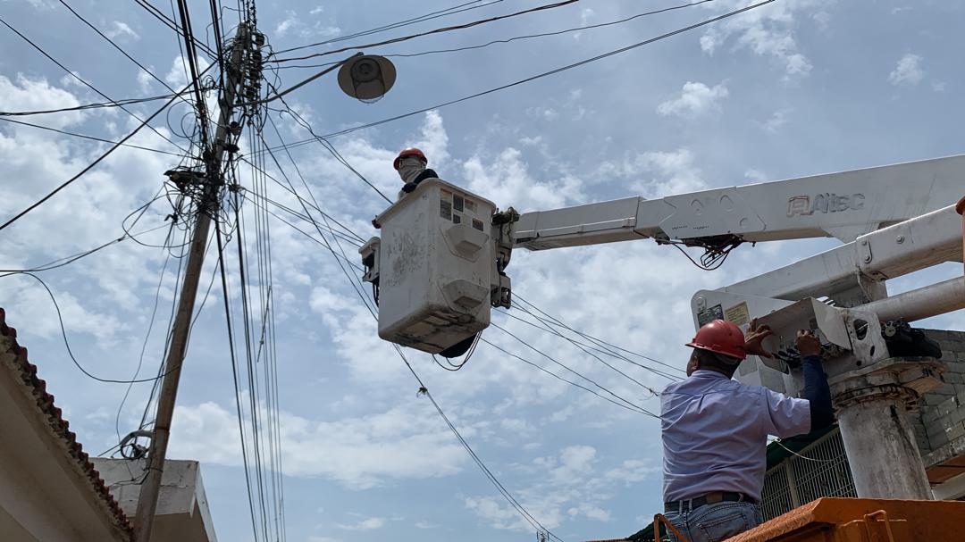 ⚡️ 𝔹𝕠𝕝𝕚́𝕧𝕒𝕣 La fuerza trabajadora de la Corporación Eléctrica Nacional #Corpoelec instaló 106 luminarias de tecnología led en el sector Las Batallas, perteneciente a la parroquia 11 de Abril del municipio Caroní.