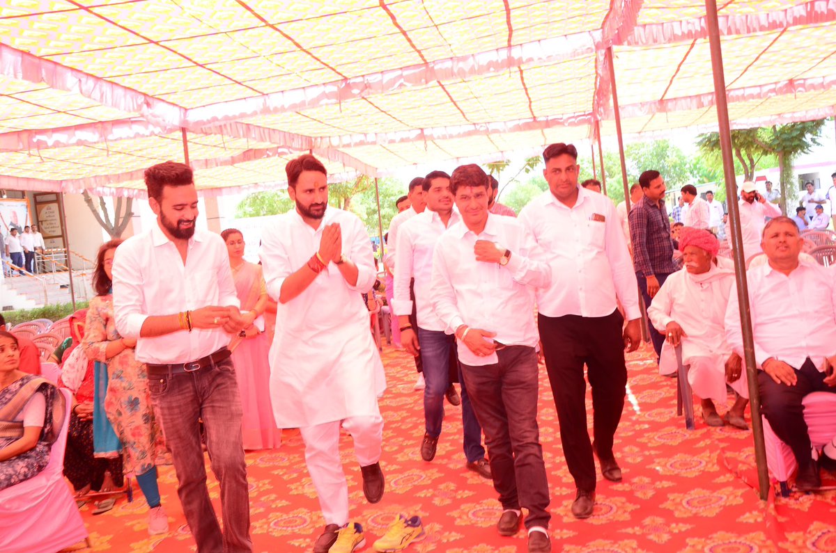 आज स्व.श्री कन्हैयालाल शेरावत जी (पूर्व उप प्रधान,झोटवाड़ा)की तृतीय पुण्यतिथि पर आयोजित चिकित्सा परामर्श शिविर में पहुँचकर उपस्थित बड़े-बुजुर्गों एवं युवा साथियों से मिलना हुआ।
#JaipurRural