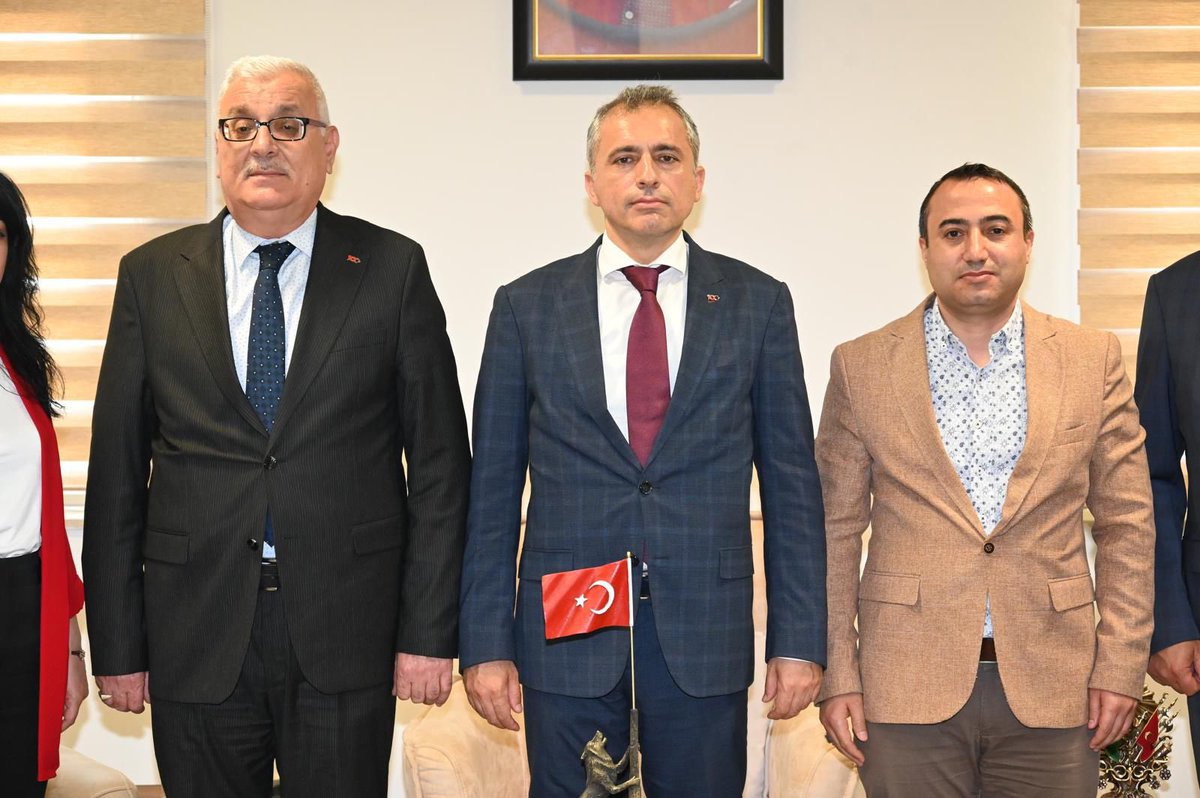 osmaniyebld's tweet photo. Osmaniye İş-Kur Müdürü Hacı Akkoyunlu, idari  personelleri ile birlikte Başkanımız İbrahim Çenet'i makamında ziyaret etti. Başkanımız, Sayın Akkoyunlu ve ekibine ziyaretlerinden dolayı teşekkür etti. https://t.co/E08hqLnGkt