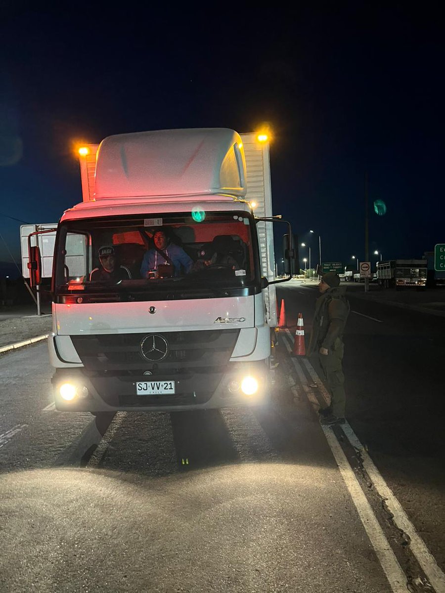 La Subcomisaría Huara realiza fiscalizaciones y entrevistas a camioneros en la Ruta 5 Norte, garantizando su seguridad y resguardando los descansos habilitados para ellos. #CarabinerosDeTodos