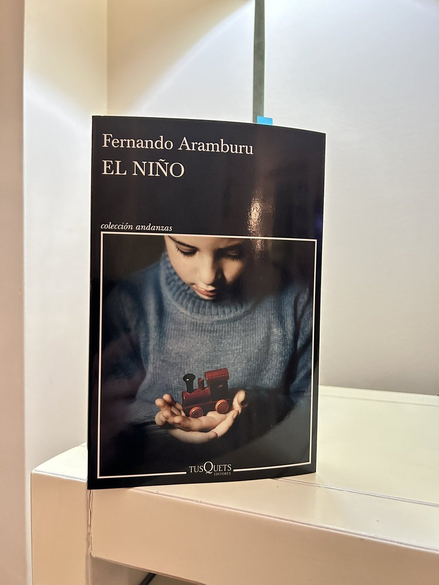 Podrían haberlo escrito Azorín o Delibes, pero lo ha hecho @FernandoArambur.
Tragedia y tristeza, esperanza y humanidad. 
¡Qué prodigio literario!
No lo duden, léanlo.
@TusquetsEditor