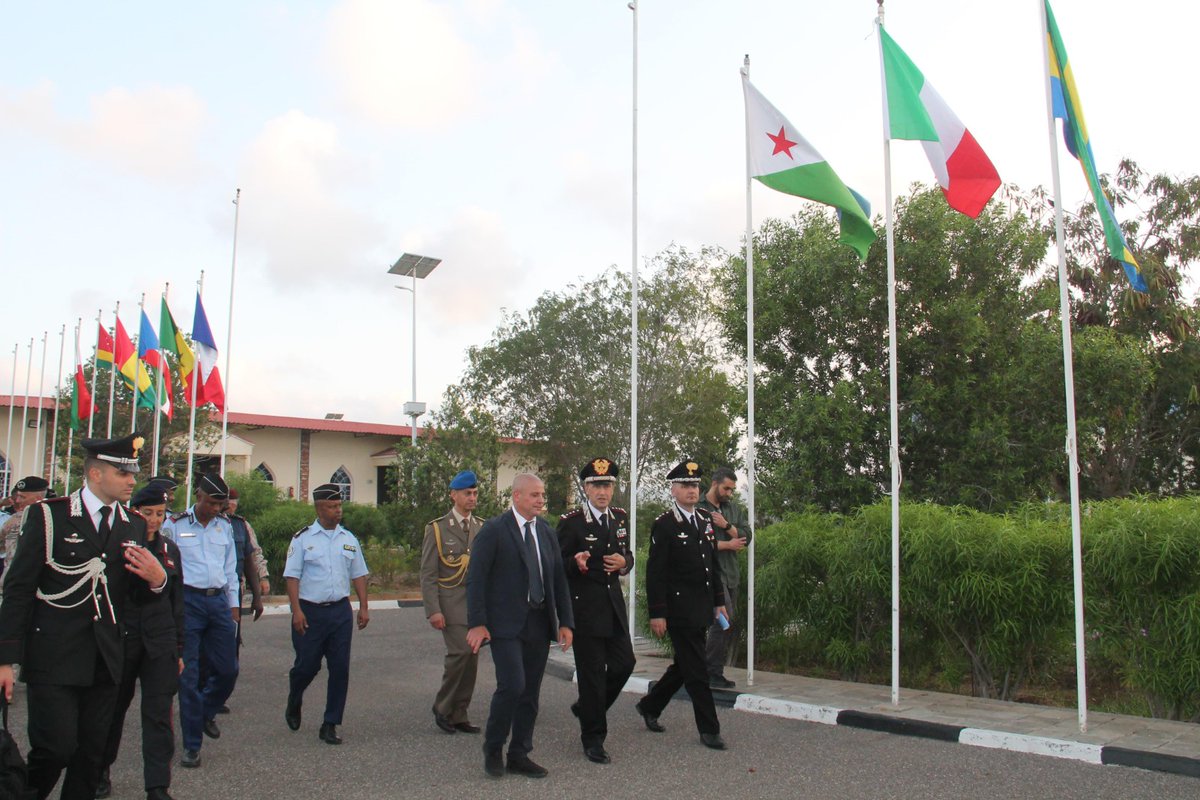 _Carabinieri_'s tweet photo. Gibuti: Vice Com. Gen. Riccardo Galletta, accompagnato dall'Ambasciatore Agostino Palese, saluta i #Carabinieri impegnati nella Missione Addestrativa Italiana (#MIADIT) a favore della polizia somala. Proficui incontri con autorità locali per il rafforzamento della collaborazione https://t.co/NcfmG5HVR7