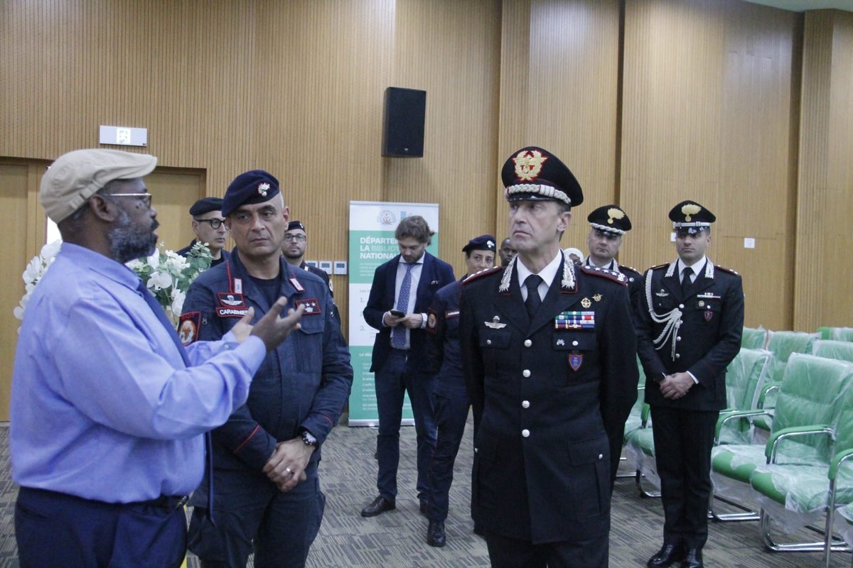 Gibuti: Vice Com. Gen. Riccardo Galletta, accompagnato dall'Ambasciatore Agostino Palese, saluta i #Carabinieri impegnati nella Missione Addestrativa Italiana (#MIADIT) a favore della polizia somala. Proficui incontri con autorità locali per il rafforzamento della collaborazione