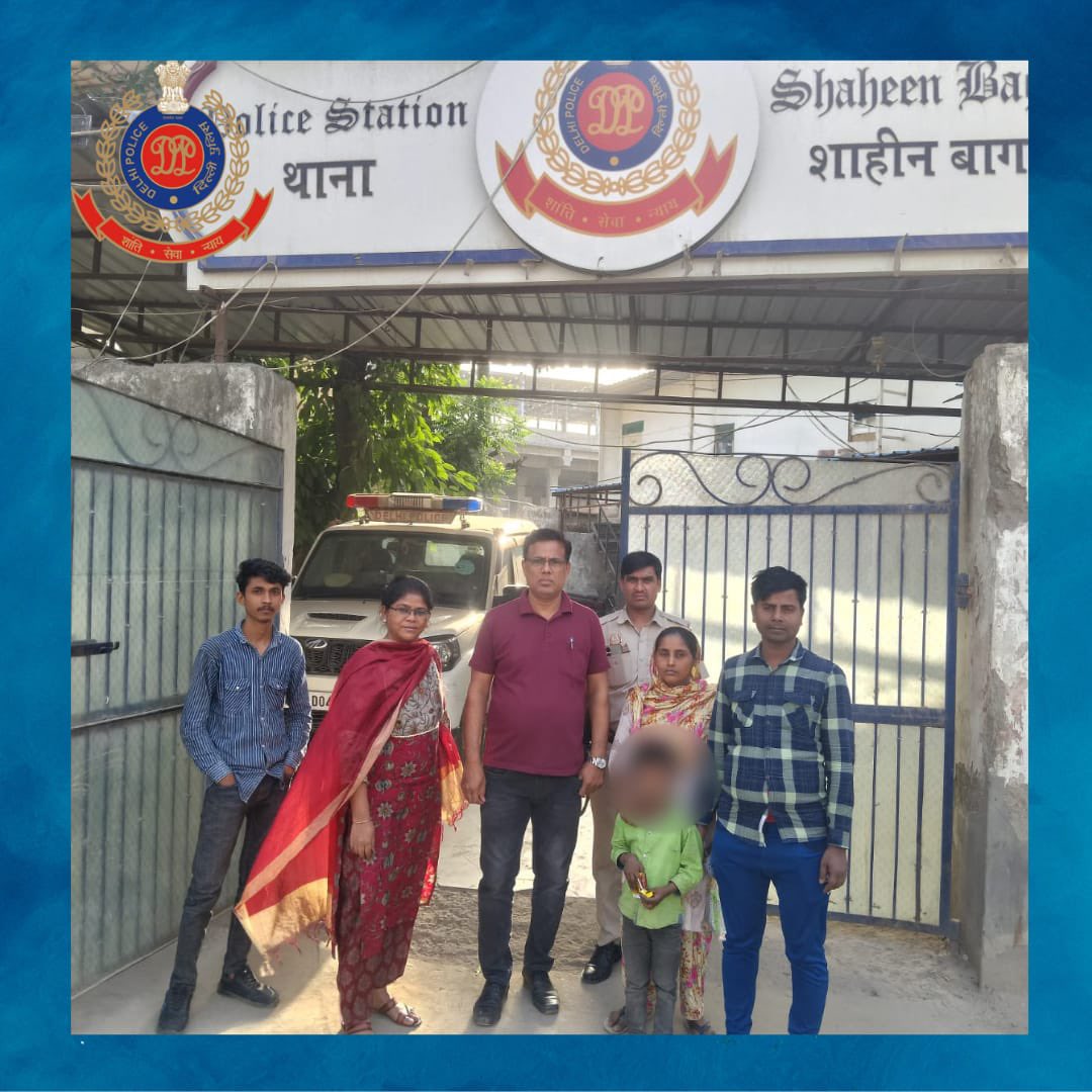 #OperationMilap
The staff of PS Shaheen bagh brings back smile on the faces of the parents by tracing their minor boy within 4 hours of his missing. Applause to the staff for their commitment towards society@delhipolice @DelhiPolice