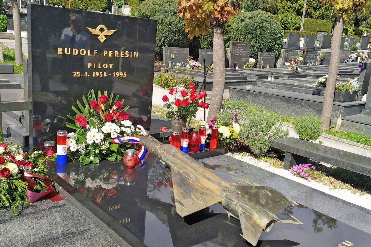 Obilježena je 29. obljetnica pogibije vojnog pilota HRZ-a brigadnog generala Rudolfa Perešina, polaganjem vijenaca na njegovom grobu na Gradskom groblju Mirogoj. Perešin je poginuo tijekom VRO #Bljesak nakon što su neprijateljske snage oborile njegov borbeni avion MiG-21. 🇭🇷🤍