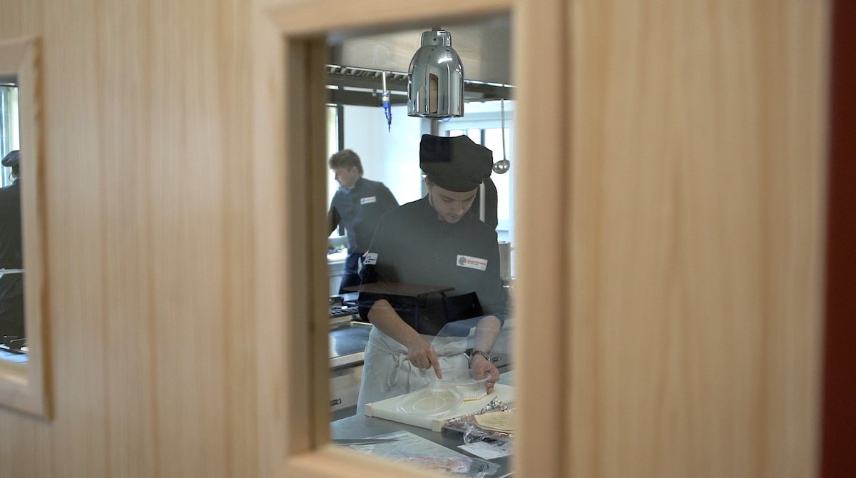 Nou vídeo de l’Escola d’Hoteleria del Pallars 🥗🍖 en l’entorn <a href="/pnaltpirineu/">Parc Natural de l'Alt Pirineu</a> 

Enllaç 📲 youtu.be/0JPj0kon-0o?si…

Enhorabona pel distintiu Slow Food!!! Un equilibri entre la terra, el producte i la seva gent 💚 #CETSAltPirineu