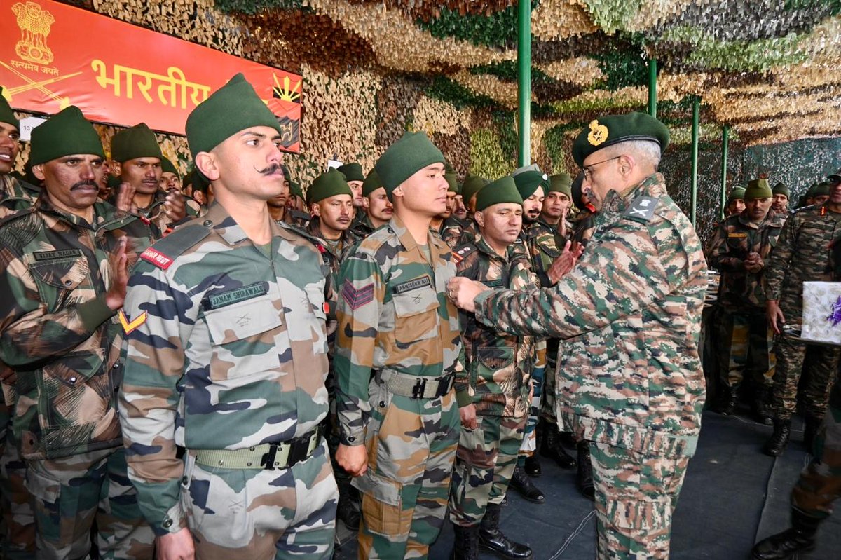 #IndianArmy #EasternCommand #StrongAndCapable #YearOfTechnologyAbsorption Lt Gen RC Tiwari, #ArmyCdrEC visited formations and units deployed in Super High Altitude Area of #Sikkim on 02 May 2024 and reviewed the security situation and operational preparedness. Army Commander…