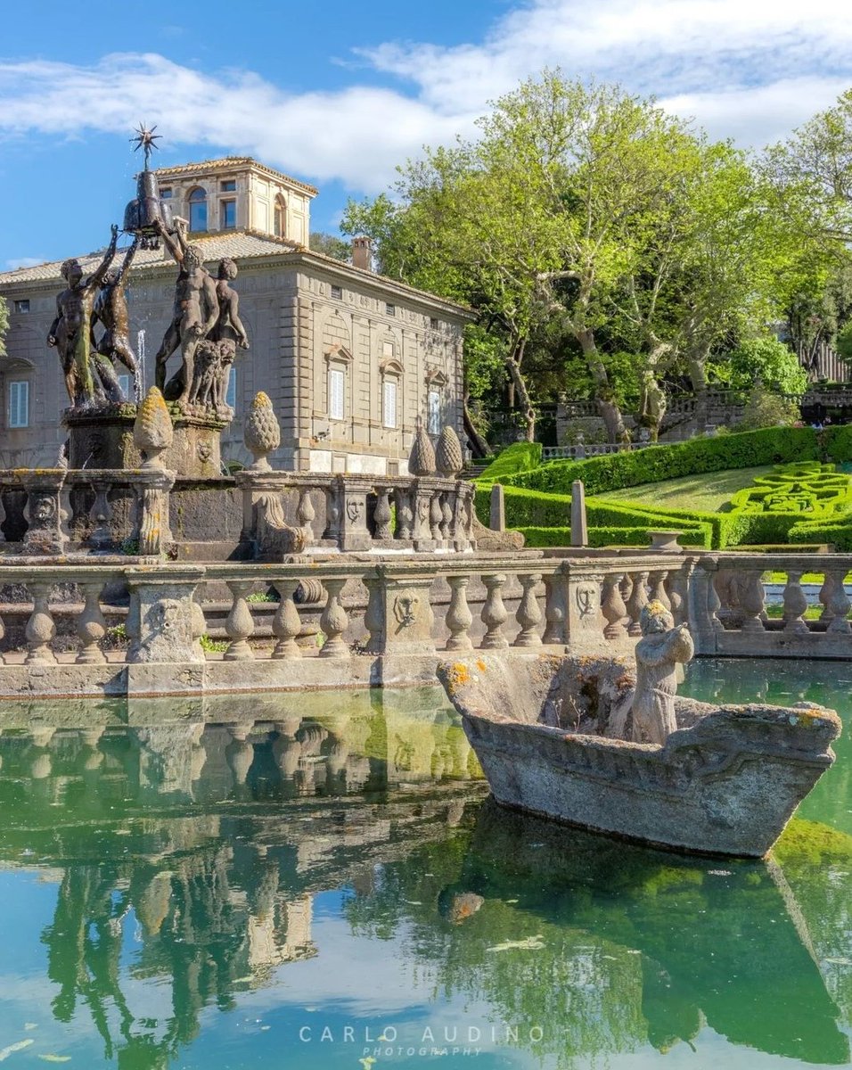 Villa Lante a Bagnaia è uno dei luoghi più suggestivi della #Tuscia. Con il giardino all'italiana, tra i più famosi al mondo e le fontane sistemate lungo cinque livelli di terrazze sovrapposte è il luogo ideale da visitare e conoscere. 📷 IG carlo_audino #VisitLazio