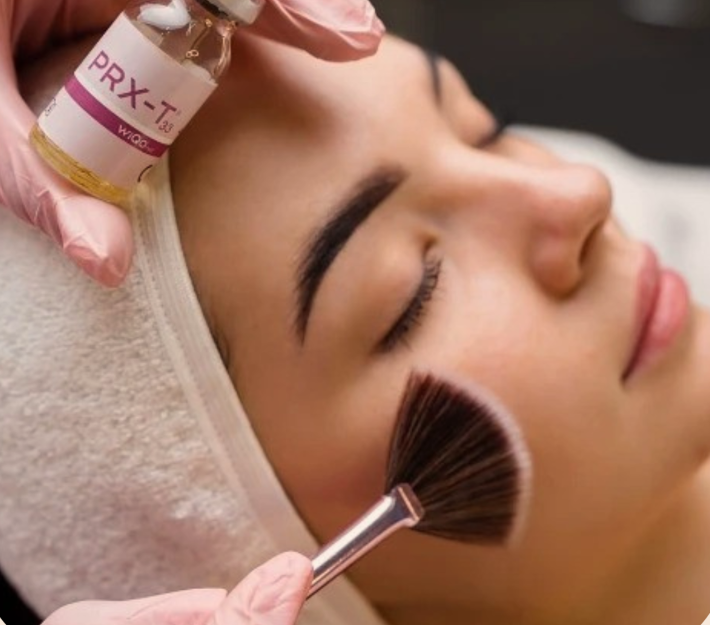 SmoothSynergy's tweet image. PRX T33 is a no-peel peel? 🤔 Yes! PRX is a topical solution that promotes deep cell renewal, while leaving the skin’s outer layer intact. TCA Acid makes it effective. Hydrogen Peroxide stops exfoliation. Maximum results for the skin. Minimal downtime! shorturl.at/abxW1