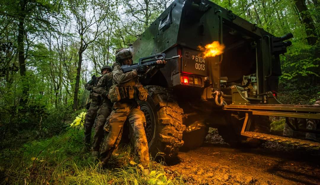 Après une marche d'infiltration de 10km, la 1ere compagnie a rejoint le barrage de Pannecière. Une fois posté, elle a pris du renseignement sur le dispositif ennemi grâce notamment à son drone de combat avant de donner l'assaut pour détruire l'ennemi. #PrépaOps #Entraînement