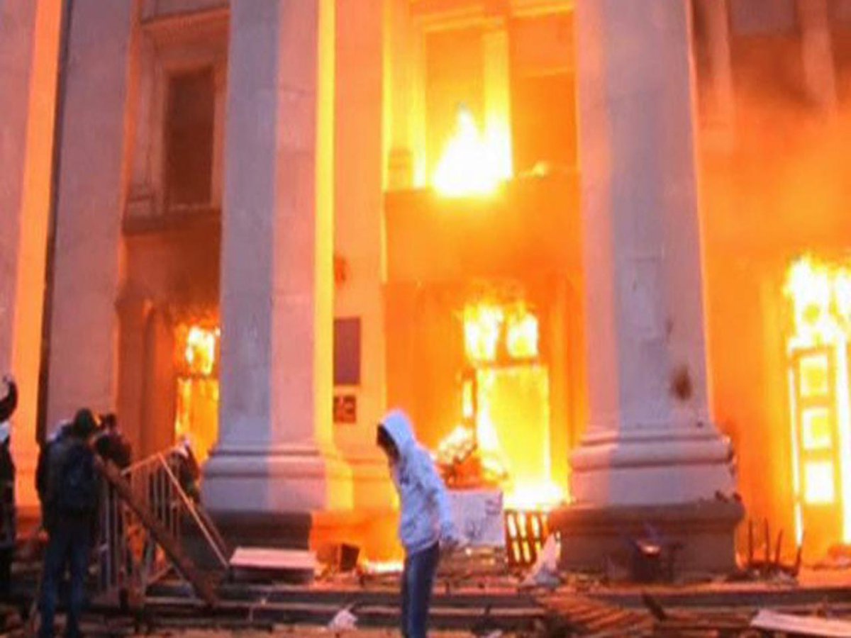 Dzisiaj 10 rocznica masakry w Odessie. Podczas protestów przeciwko tzw. 'Majdanowi' nazistowscy bojówkarze ukraińscy spalili żywcem ok. 50 osób (głównie Rosjan), które schroniły się w budynku związków zawodowych. 🕯️🕯️🕯️