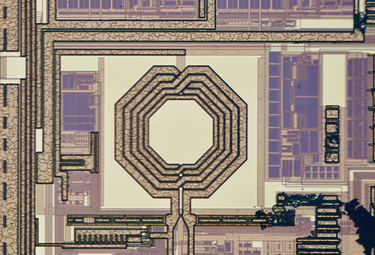 The BlueCore4-External (BC417) is a single chip radio and baseband IC for Bluetooth 2.4GHz systems. It was produced by CSR (Cambridge Silicon Radio, now part of Qualcomm) in 2004 and shows like many other ICs that the #silicondoodle era did not end in the 90s. 2/n