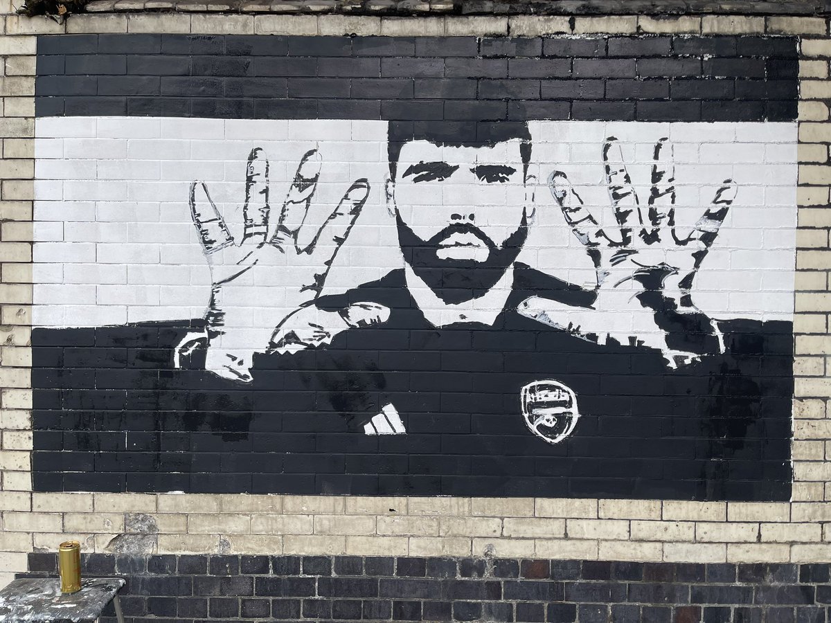Raya Revisited - Slight changes to the black backdrop and highlighting… someone passing by asked me “So… are you going to do the whole @arsenal team in this tunnel?!” 🤔🙂 ♥️🤍 #Arsenal #StreetArt