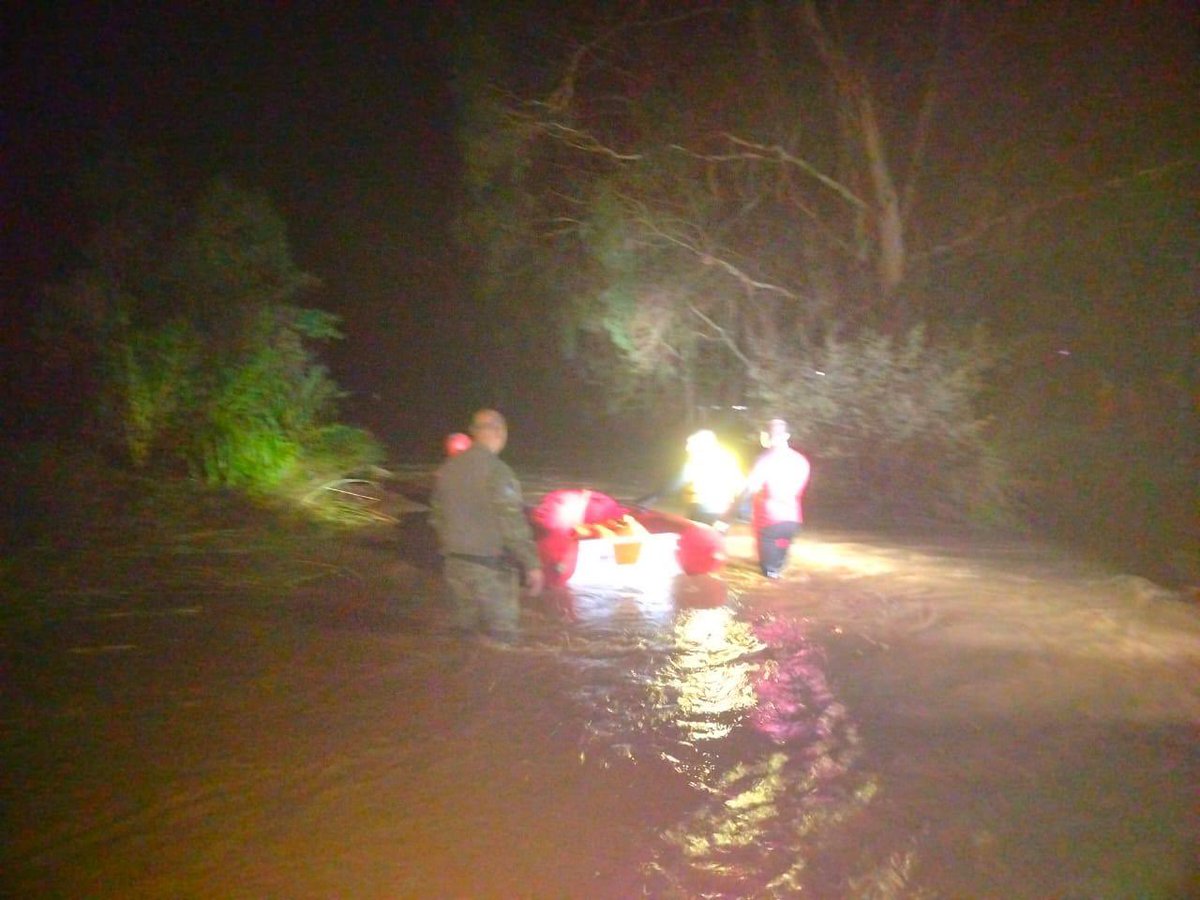 🚨Brigada Militar, Corpo de Bombeiros Militar e Defesa Civil resgatam oito pessoas no interior de Passo Fundo no Rio Grande do Sul.