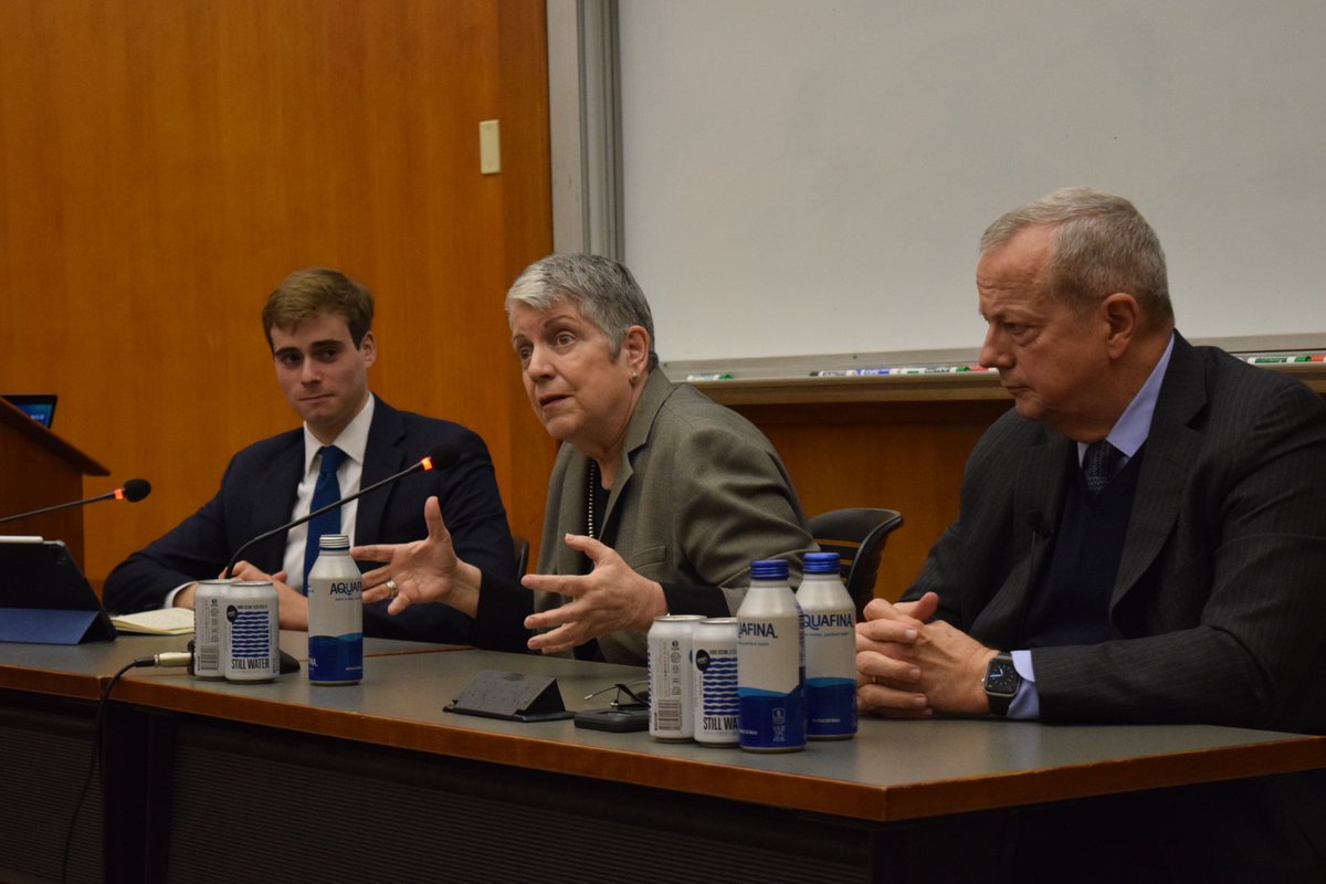 🧵1/3: ICYMI: The AHS @UCBerkeley Chapter hosted Secretary Janet Napolitano and General John Allen for a discussion on climate change and national security. #AHSChapterEvents
