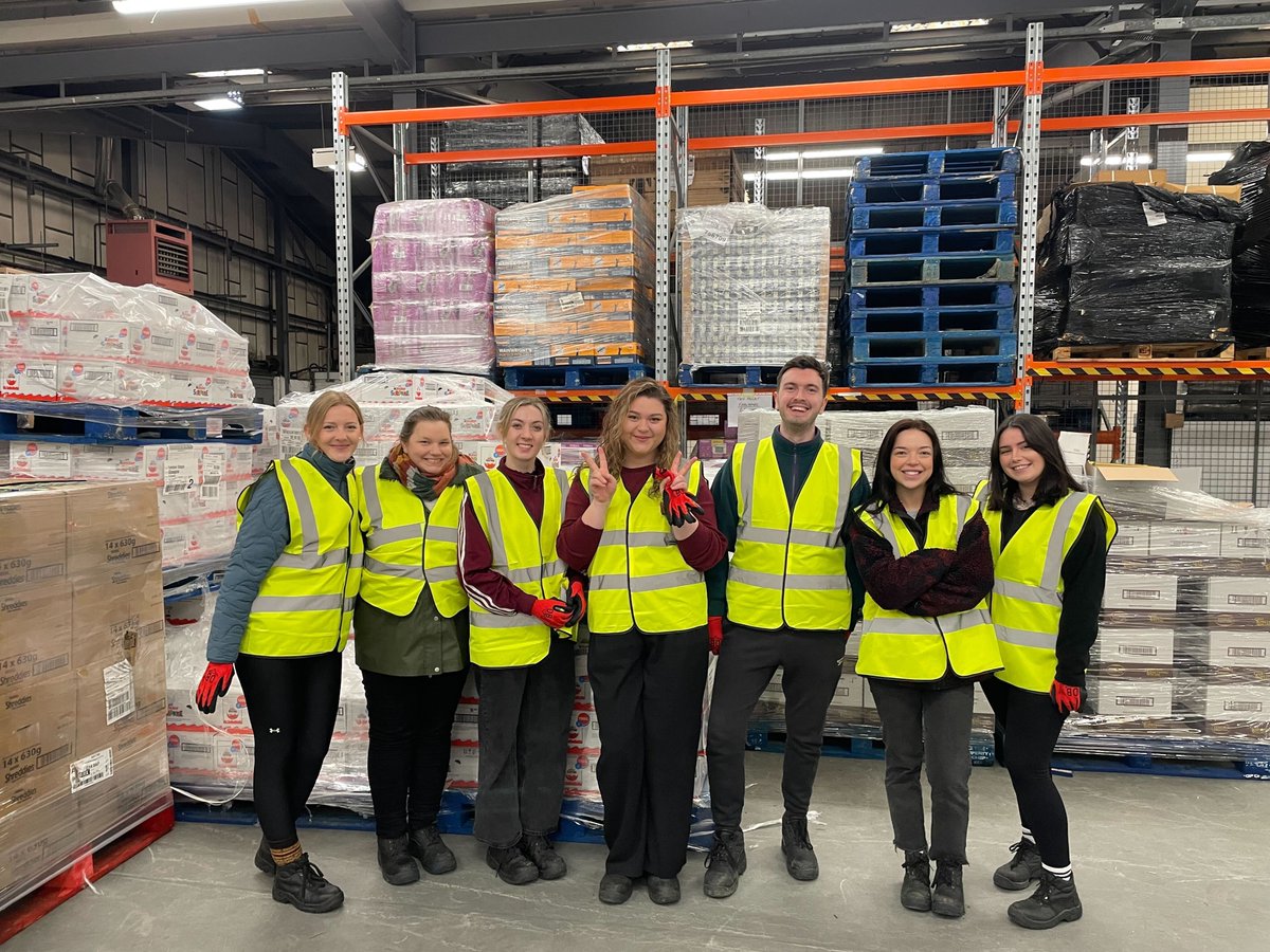 We offer hands-on staff volunteer days at our @FareShareGWS warehouse from Monday-Friday. Your team can help our surplus food supply reach people at risk of food poverty across Glasgow and the West. Contact charlene@moveon.org.uk for more info. 📸: @OoniHQ 🍕