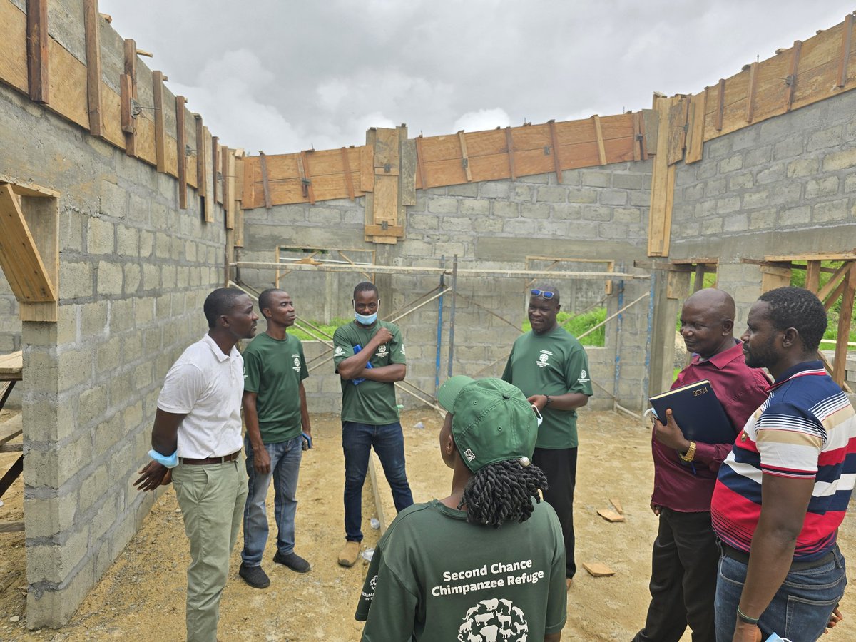 Grateful to welcome the Chief Veterinary Officer of Liberia and his team to inspect our underconstruction chimp house and veterinary clinic at Humane Society International in Liberia! 🐒🏥 #AnimalWelfare #Liberia
