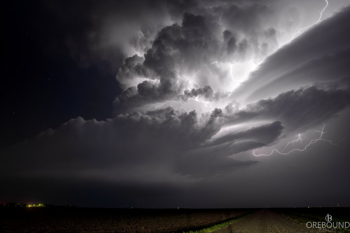 Another quick shot of the supercell up in Kansas last night lookin pretty sweet as it was beginning to weaken north of Utica. Time to hit the road down to west Texas 🇨🇱 #kswx #tornadoalley2024 #StormHour