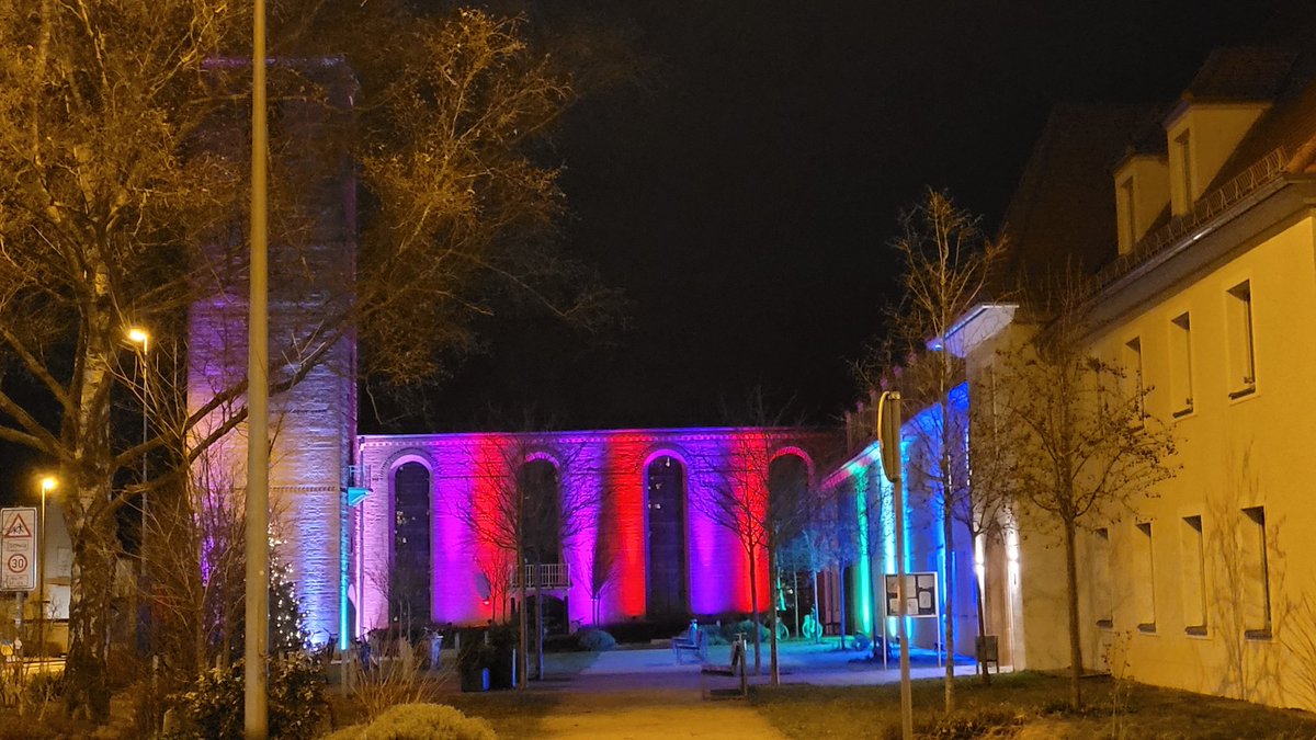 @Ine_327 Das Photo hab ich an Heiligabend gemacht. Es zeigt eine Kirche meiner Heimatstadt. Aktuell hängt dort ein mit Regenbogen geschmücktes Plakat 'Jede Liebe ist gleich'. Mir persönlich ist es egal, wer mit wem ins Bett geht. Aber diese Penetranz grenzt an Belästigung. Kann weg.