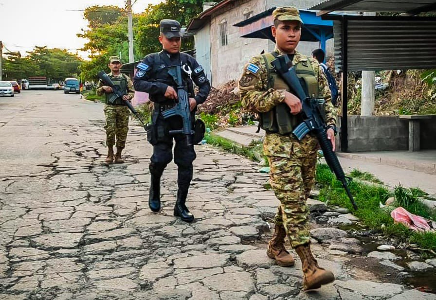 En la ciudad de San Vicente, personal de la Quinta Brigada de Infantería, realiza patrullajes junto a elementos policiales, brindando un ambiente seguro para los habitantes. 

#PlanControlTerritorial