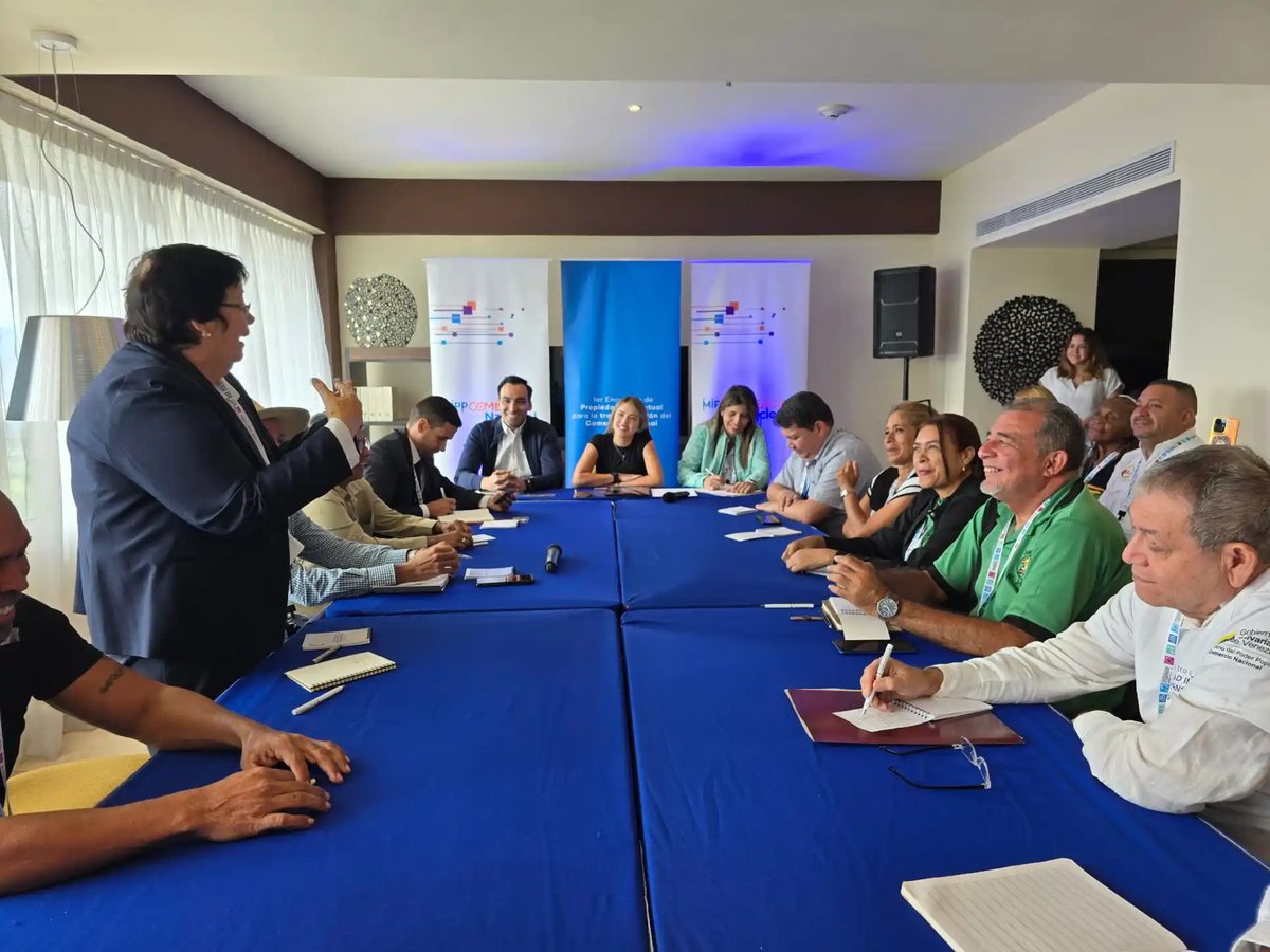 Vale destacar, que el encuentro reunió a productores venezolanos con el director general del Servicio Autónomo de la Propiedad Intelectual (SAPI), Hendrick Perdomo, y la presidenta del Instituto @MarcaPais_VEN, Daniela Cabello. #2Mayo