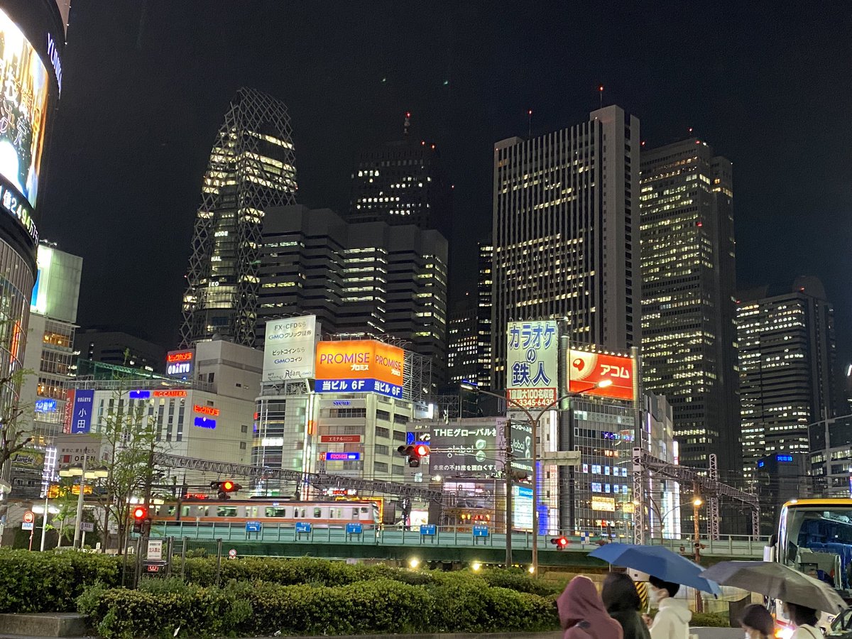 新宿の超高層ビル群&街頭ビジョン&高架鉄道が組み合わさった完璧に都会的な都市景観が堪りません。