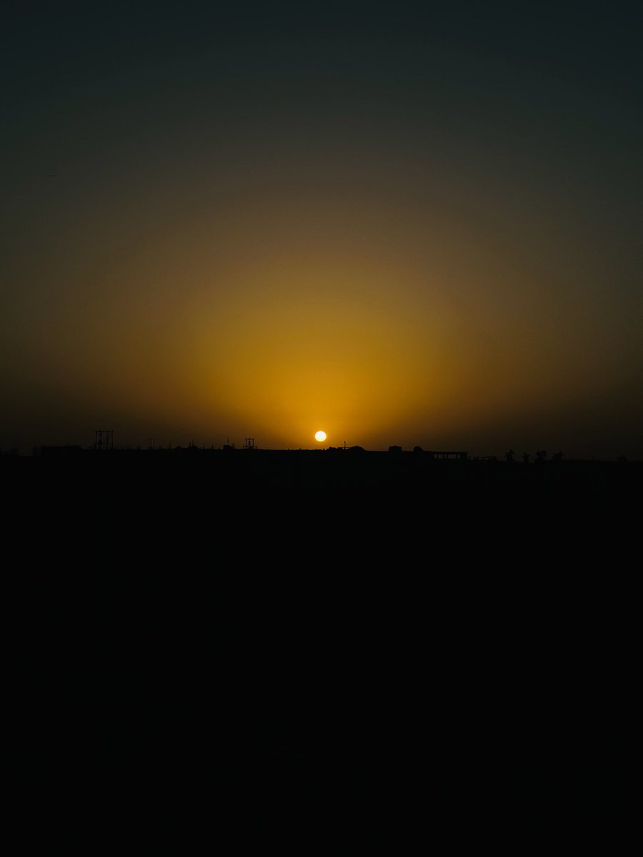 Golden hour glows brilliantly as the sun kisses the horizon goodbye.  #sunset #skymagic