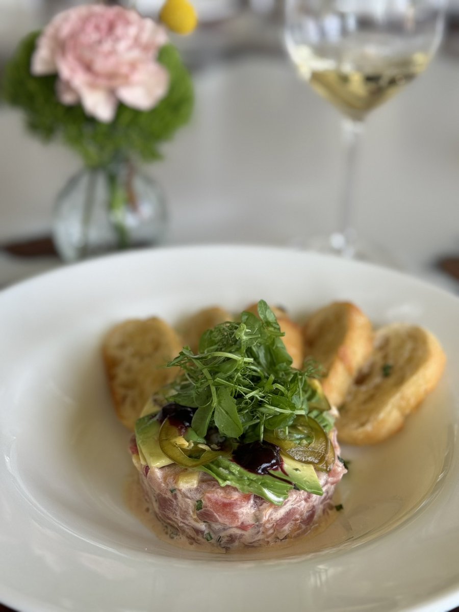 Spring vibes with The Highlawn Tuna Tartare. Our tartare has mango, tomato, cilantro, avocado, pickled jalapeños, spicy aioli, and is served with crostinis. The perfect light starter! 

#thehighlawn #tunatartare #springmenu #foodie #tartare #freshfood #foodoftheday