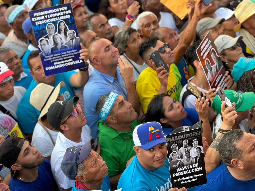 Nadie merece ser privado de su libertad ni ser víctima de persecución solo por querer un país mejor. Por todos los presos y perseguidos políticos seguimos luchando hoy. La lucha también es por ellos. 💙 Estamos juntos. #BastaDePersecución