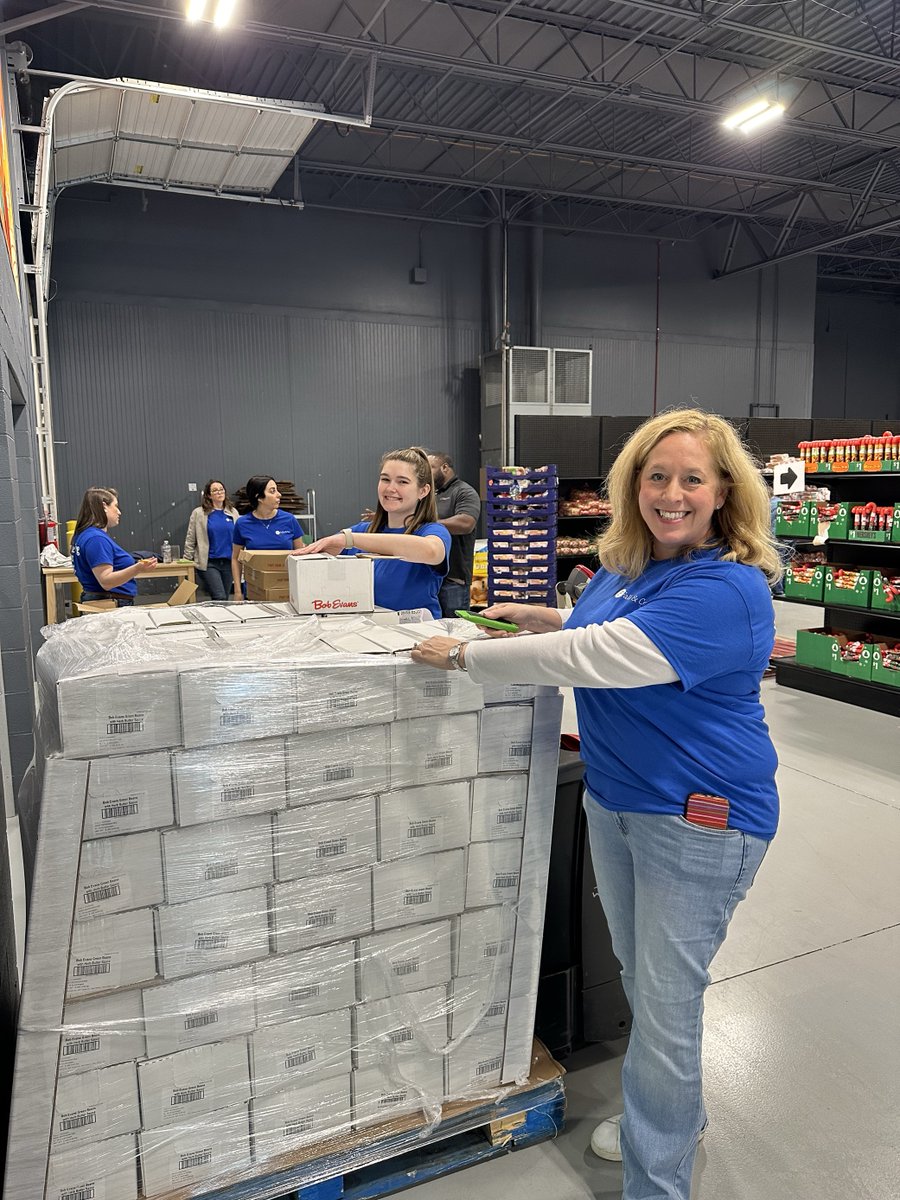 Falls & Co. kicked off May lending helping hands to those in need at the Cleveland Food Bank! ❤️ From stocking shelves to assisting 144 residents at the Community Resource Center, we enjoyed volunteering and making a difference together.

#WeFeedCLE

@CleFoodBank