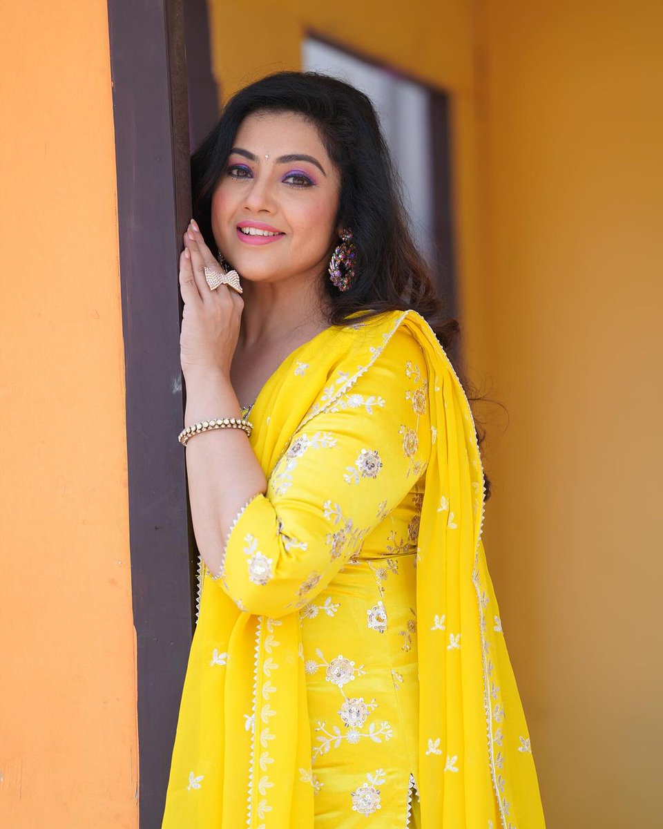 Meena latest clicks 💛🥰 @Actressmeena16 #Meena #Kollywood #TamilCinema #Cineglitzz