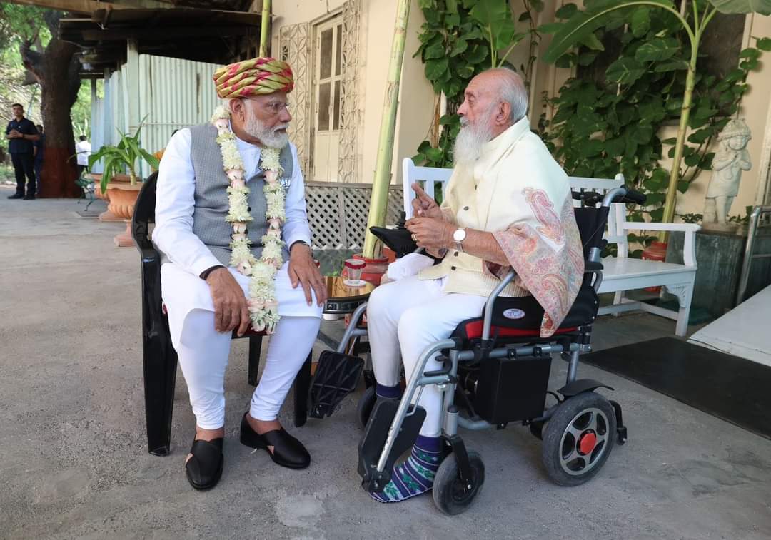 જામનગર ના રાજા જામ સાહેબ બાપુ એ વડાપ્રધાન નરેન્દ્ર મોદી ને આશીર્વાદ આપ્યા કે ફરી દેશ ના વડાપ્રધાન બનો તેમજ પાઘડી પેહરાવીને સન્માન કર્યું.