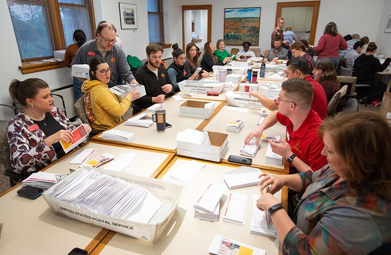 It was all hands on deck Friday morning to assemble and mail financial aid award letters to about 16,000 first-year admitted students. Delays at the federal level pushed back this big mailing nearly three months this spring. shar.es/agsEqe