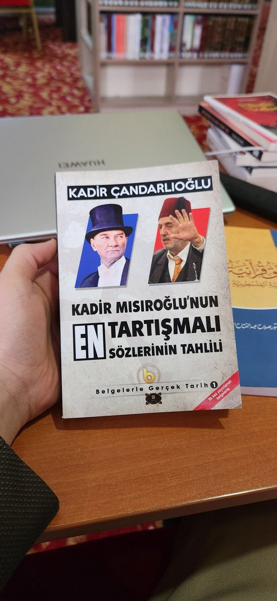 Kadir Çandarlıoğlu (@Candarlioglu) hocamızın bu mümtaz hediyesi elime ulaştı. Gerçekten müstefid olunması gereken bir eser. Hediyelerinden dolayı Hocamızdan Allah razı olsun