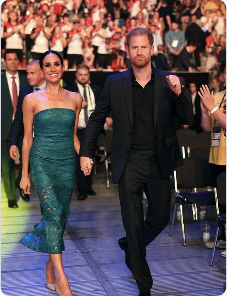 Princess Meghan, the Duchess of Sussex has worn some fabulous outfits to the #InvictusGames over the years. This could be my favourite.

#DuchessMeghan #Invictus #HarryandMeghan #PrinceHarryIsTheFounder #WeLoveYouMeghan #ServiceIsUniversal #ARO