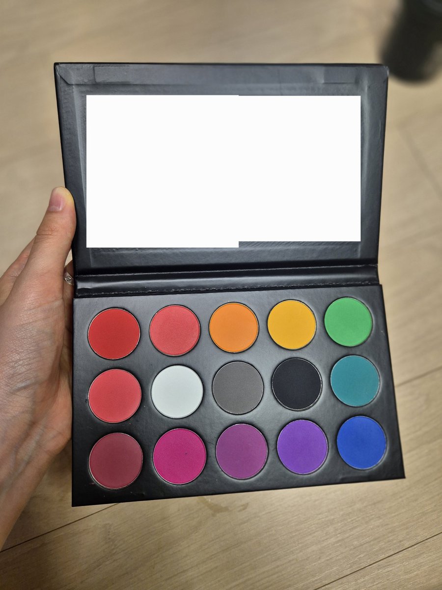 사진은 무보정 갤럭시 카메라 기본어플로 촬영하였으며 눈썹 사진만 제 피부가 안좋은관계로 피부만 보정했습니다 😀

먼저 받아서 열고 제일 먼저 든 생각은 생각보다 큼직+찐원색들이다 였습니다 ㅋㅋ... 거울 뒤로 제 방이 나와버리는 관계로 가렸습니다만 저 흰부분이 다 거울이라 생각해주시면⬇️