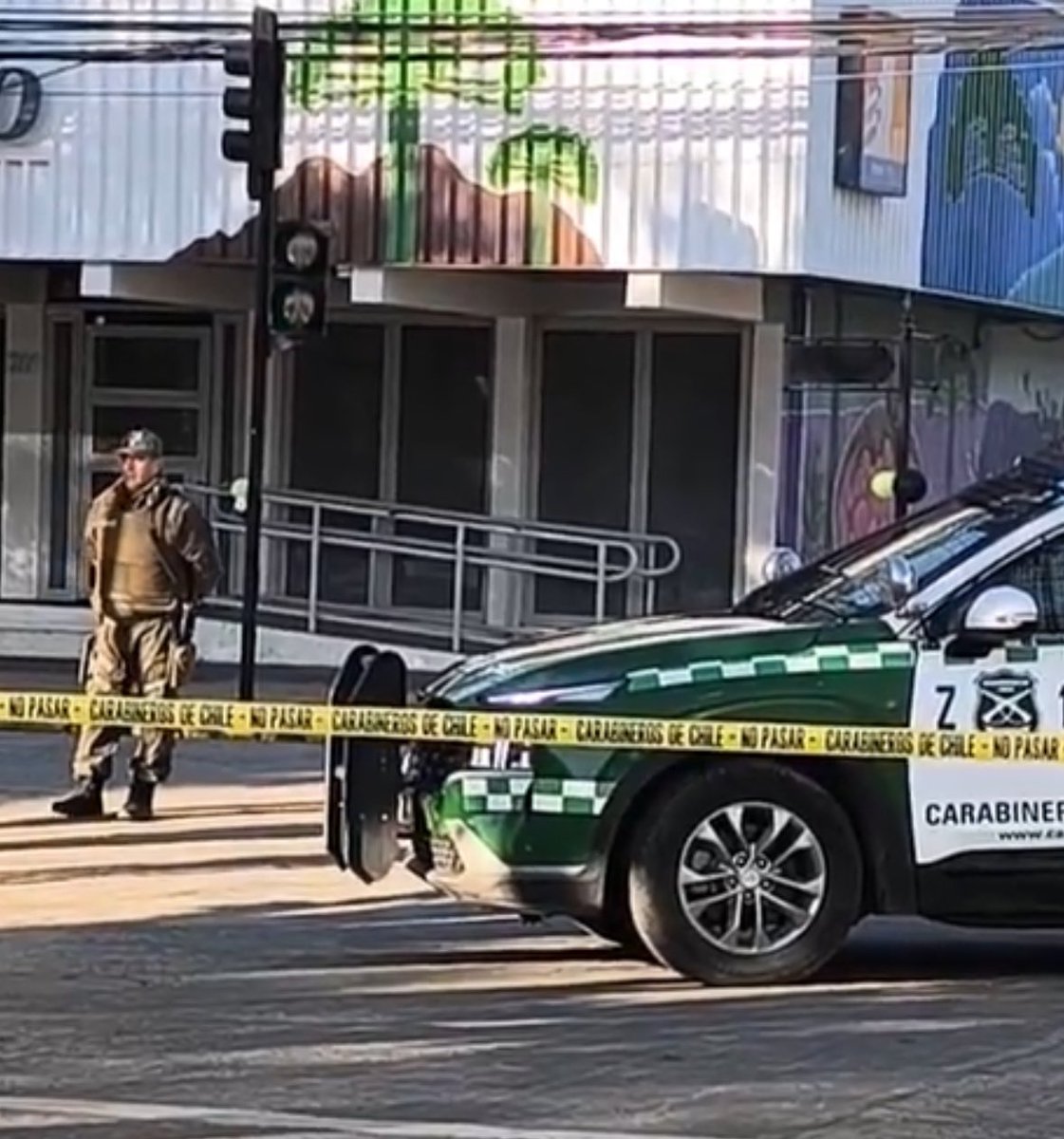jlachr's tweet photo. #AHORA | Aviso de bomba en el Banco Estado, que se encuentra a media cuadra de la 3ra comisaría de Cañete. 
- Se esta a la espera del GOPE de Carabineros por artefacto al costado de uno de los cajeros.
- Se están realizando evacuaciones. https://t.co/HRl90jhD7G
