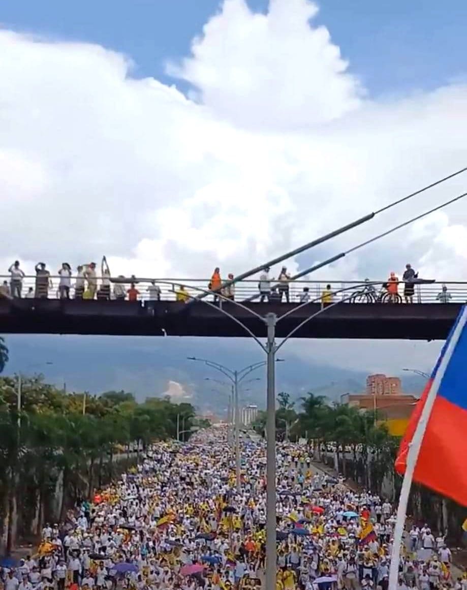 Inmensa Cali!!
CALI enterró esa figura
débil de los supuestos 
derechistas.
CALI sigue siendo seguidor 
del presidente Gustavo Petro. 
Gracias CALI.